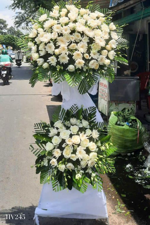 Kệ hoa viếng tại cửa hàng hoa Bắc Ninh